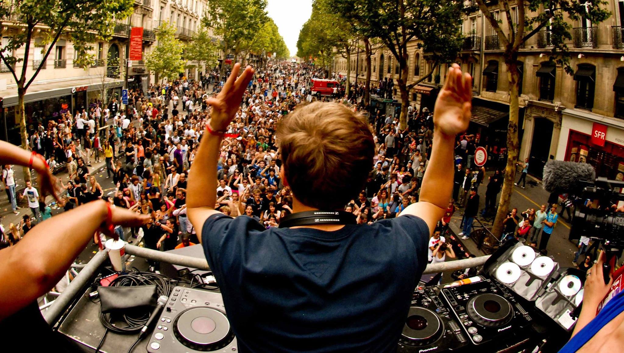 Street Party DJ Wallpaper